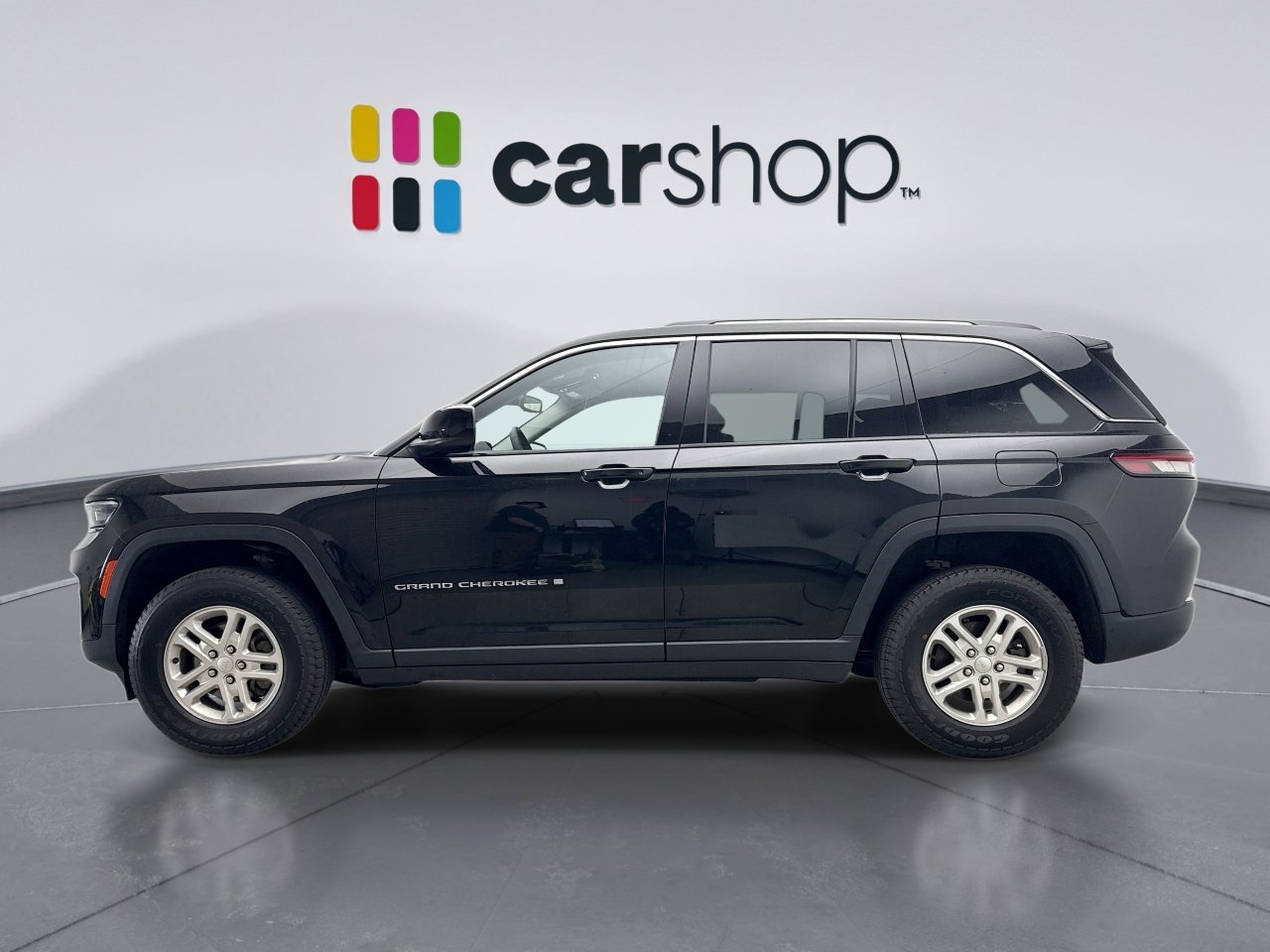 Used 2023 Jeep Grand Cherokee Laredo AWD/4WD image 2