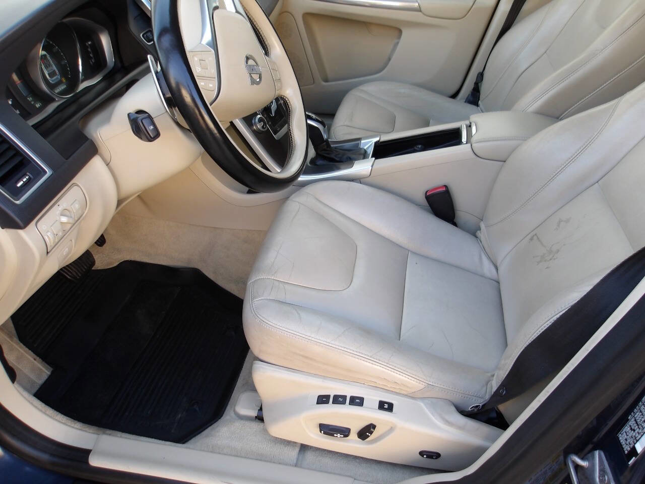 Used 2015 Volvo XC60 T6 w/ Proximity Package AWD/4WD image 6