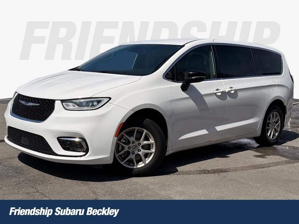 Used 2025 Chrysler Pacifica Select image 1