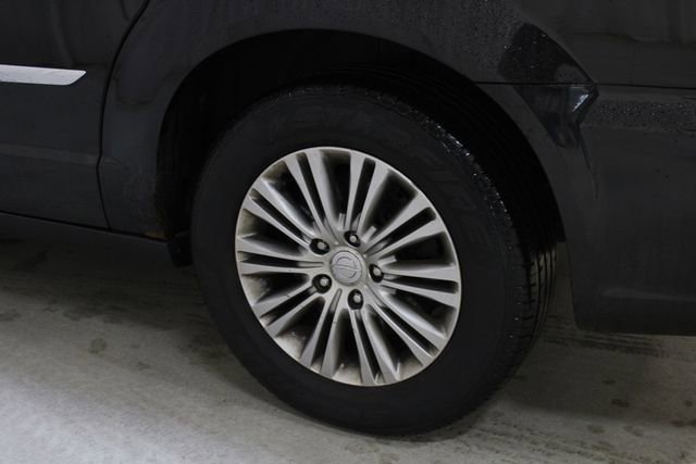 Used 2014 Chrysler Town & Country Touring-L w/ Driver Convenience Group image 25