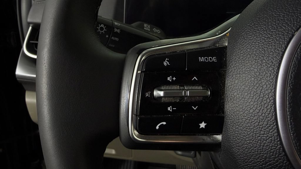 Used 2025 Kia Carnival FWD image 17