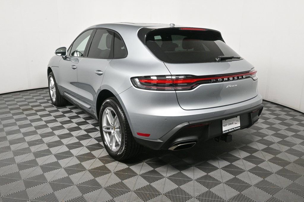 Certified 2025 Porsche Macan image 3