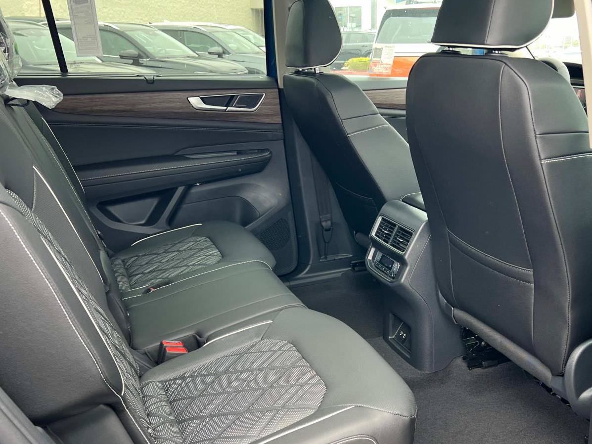 Certified 2025 Volkswagen Atlas SEL Premium R-Line AWD/4WD image 28