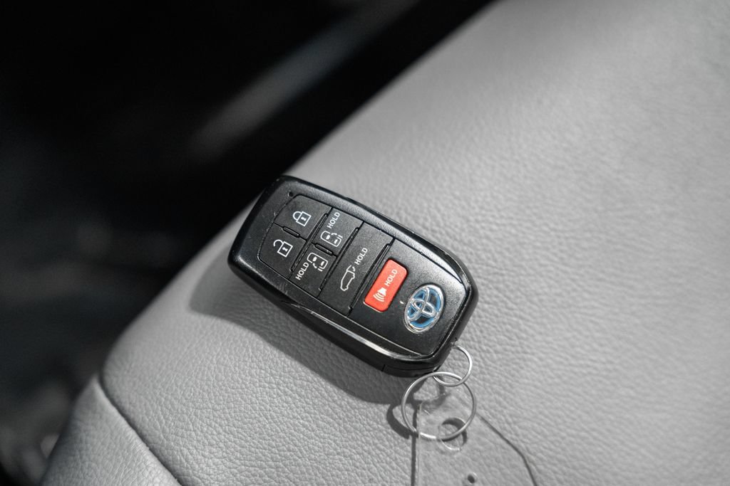 Used 2025 Toyota Sienna XLE FWD image 47
