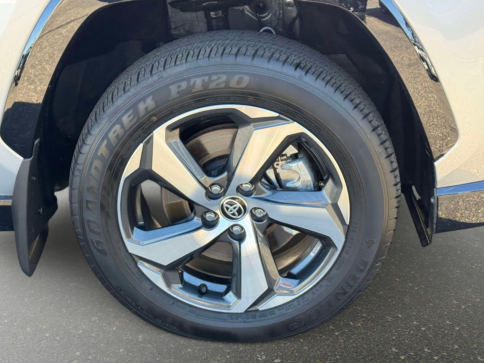 Used 2024 Toyota RAV4 SE w/ Weather & Moonroof Package image 6