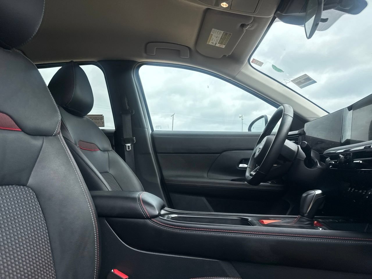 Certified 2025 Nissan Kicks SR FWD image 29