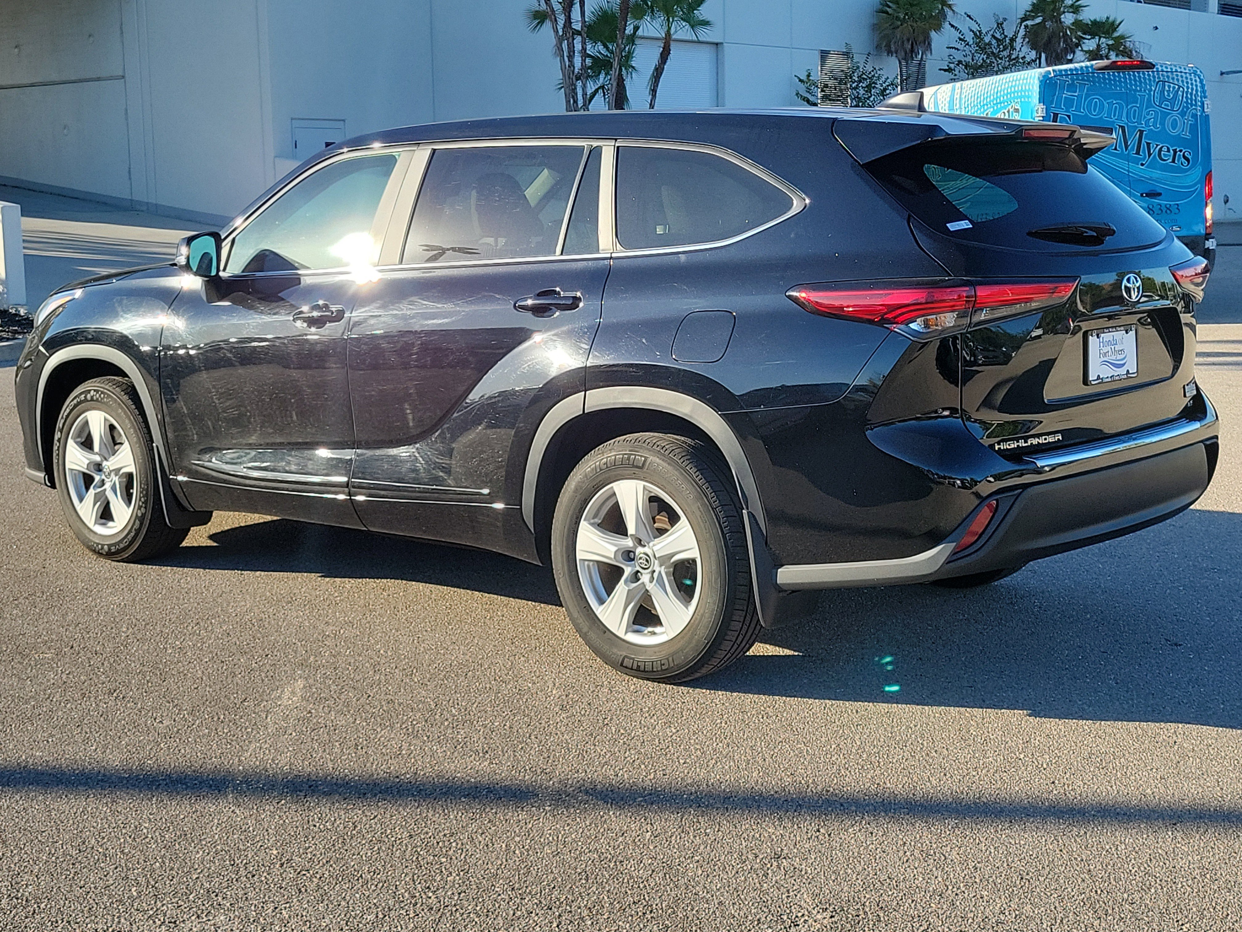 Used 2023 Toyota Highlander LE image 3