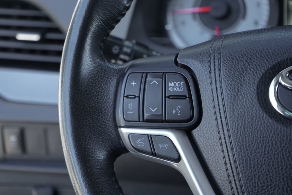 Used 2016 Toyota Sienna SE image 22