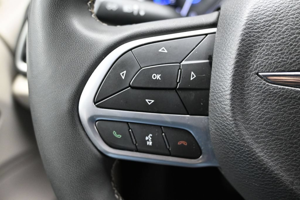Used 2023 Chrysler Pacifica Touring-L FWD image 27