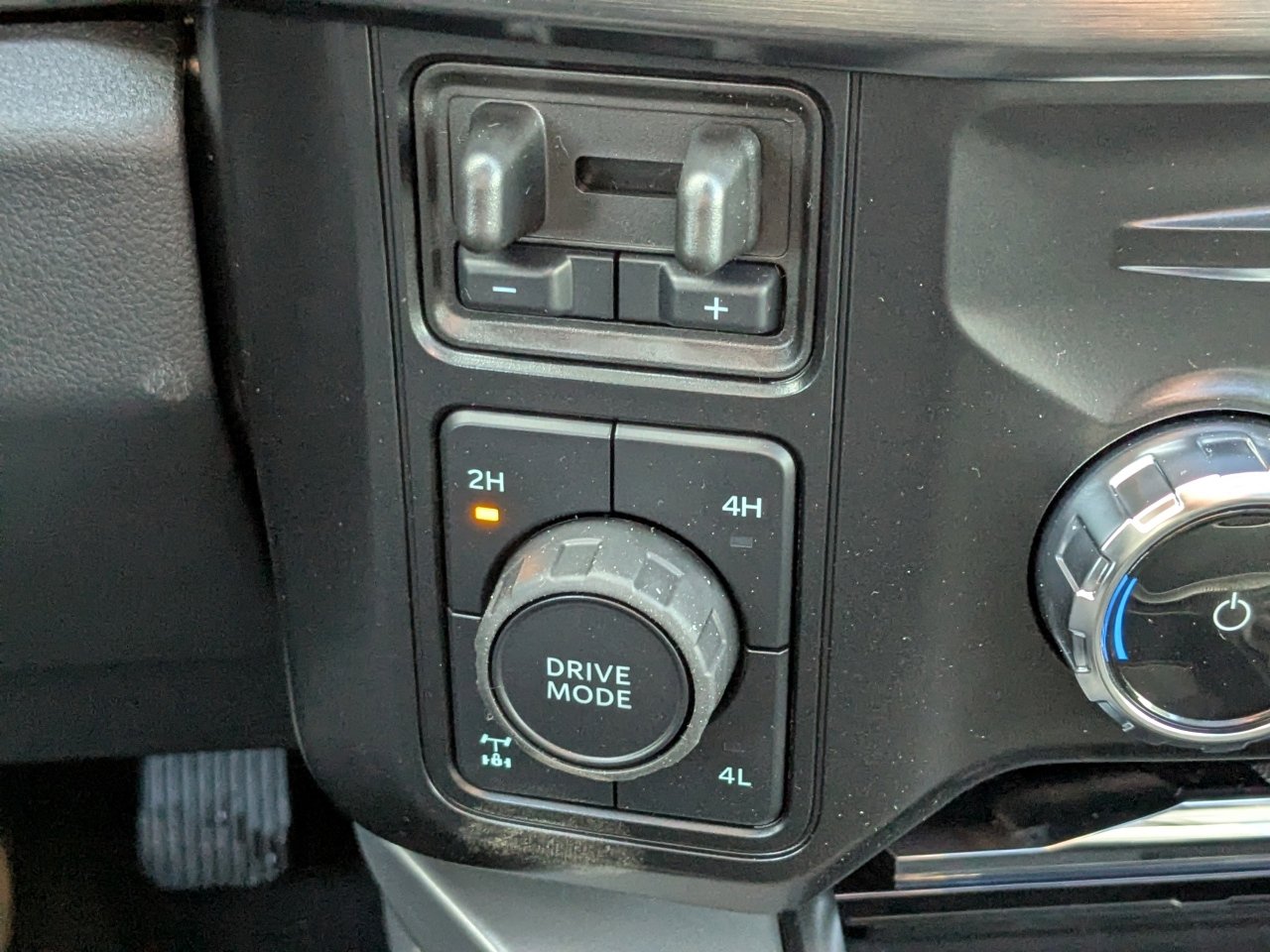 New 2026 Ford F350 Lariat w/ Black Appearance Package image 28