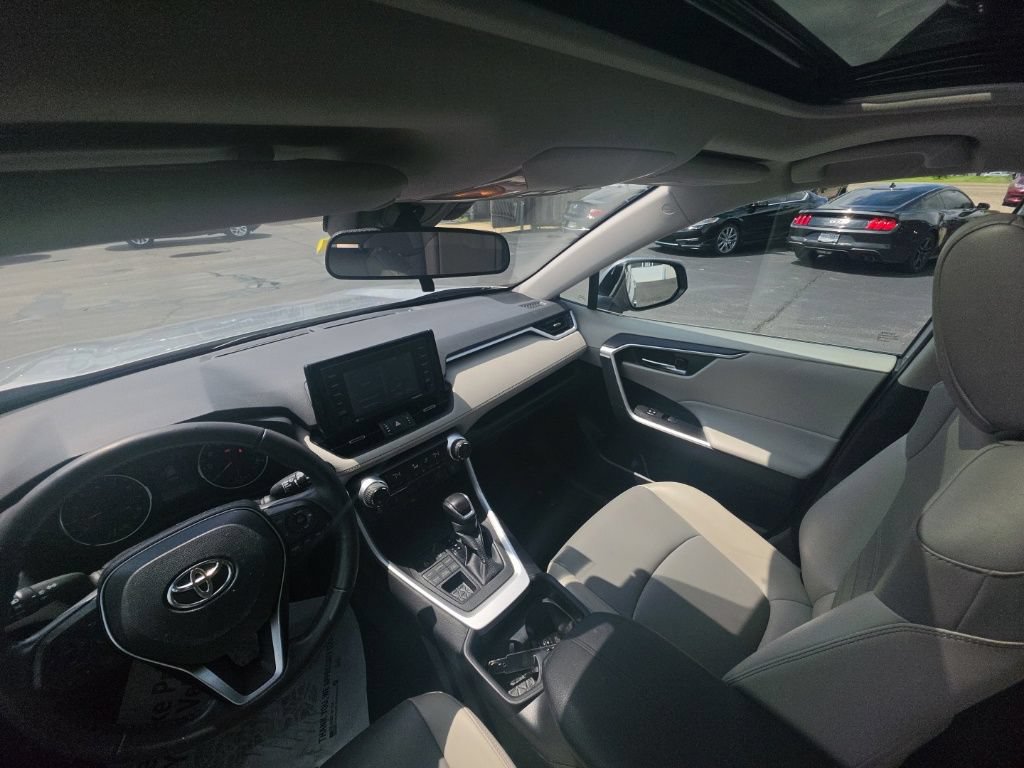 Used 2021 Toyota RAV4 XLE Premium AWD/4WD image 29