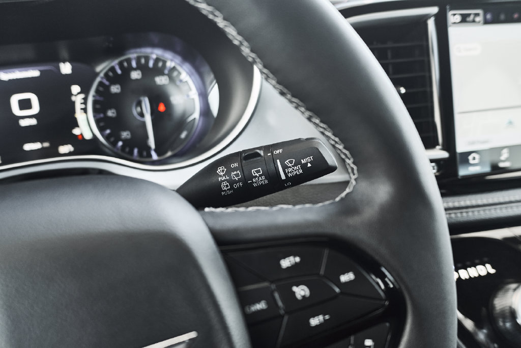 Used 2025 Chrysler Pacifica Limited FWD image 28