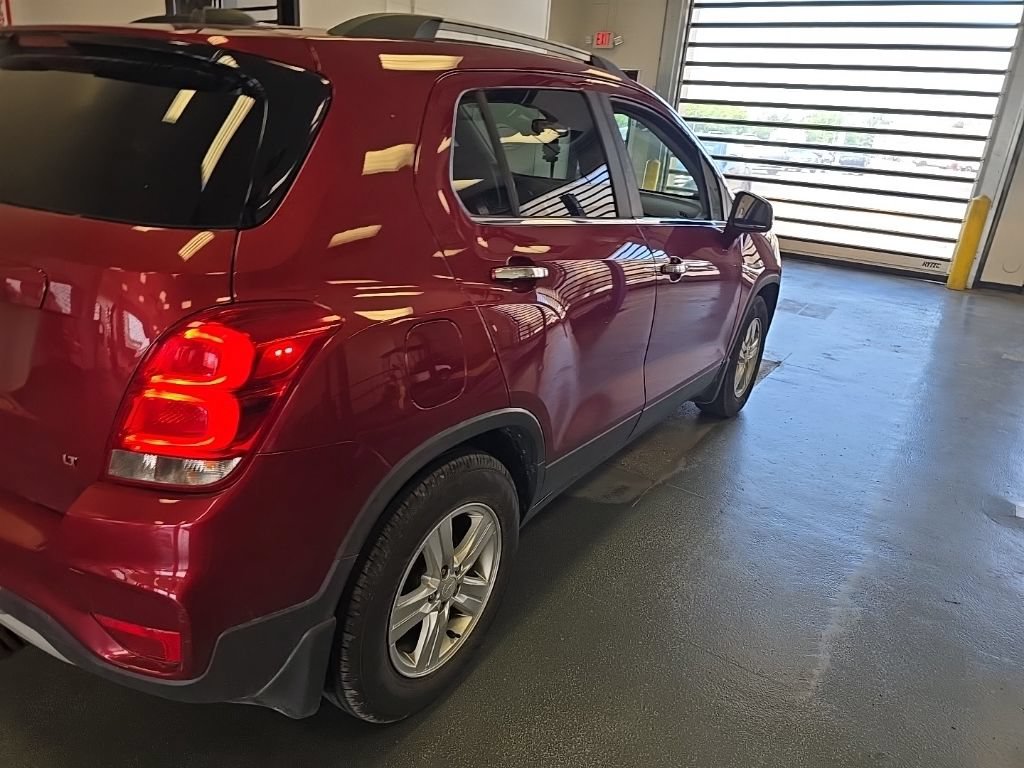 Used 2018 Chevrolet Trax LT w/ LT Convenience Package FWD image 3