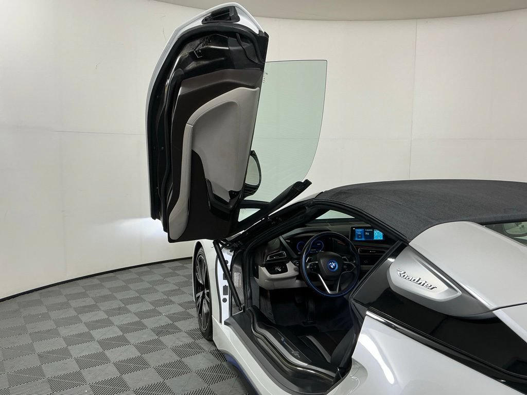 Used 2019 BMW i8 Roadster AWD/4WD image 17
