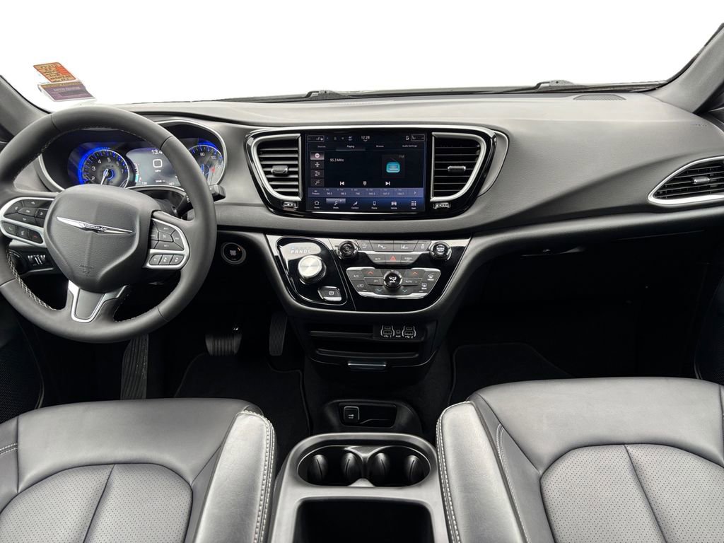 Used 2025 Chrysler Pacifica Select image 12