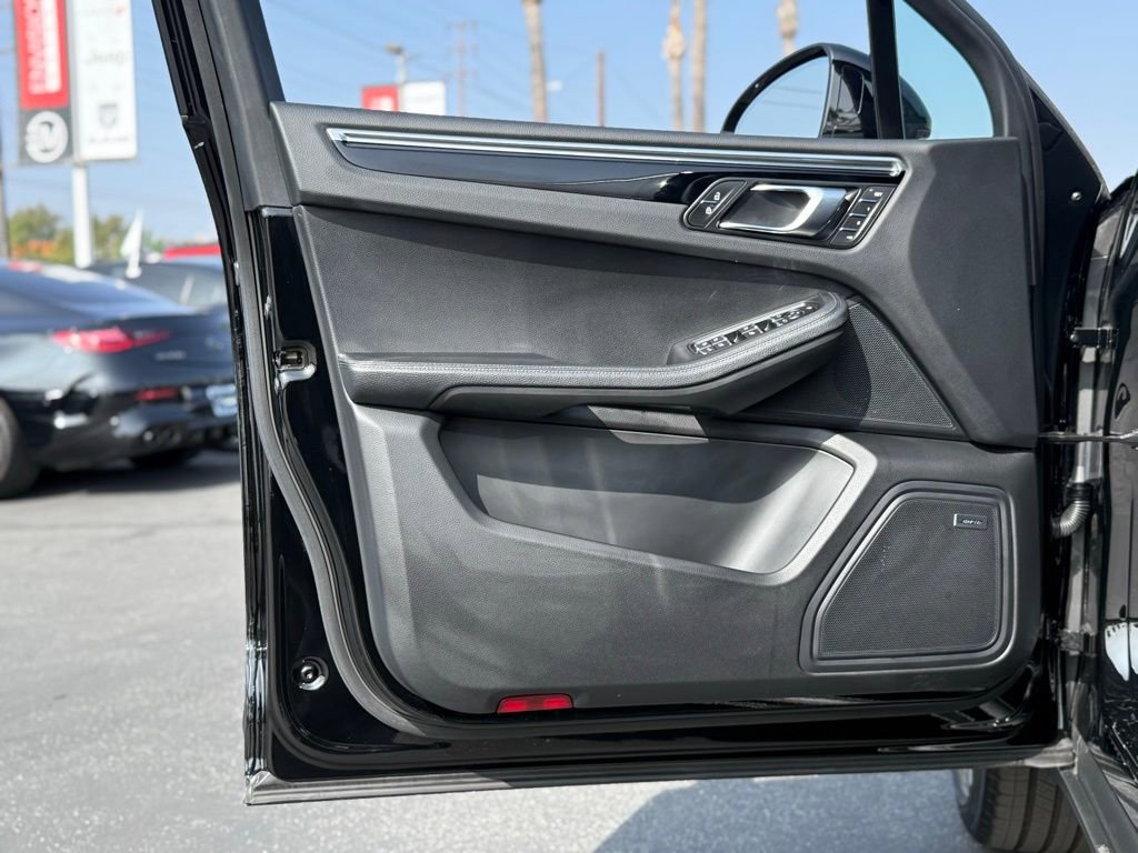 Used 2025 Porsche Macan image 11