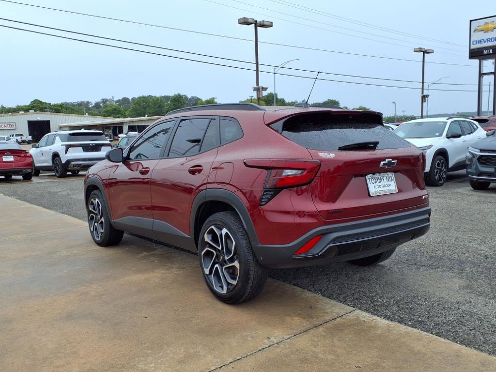 Used 2025 Chevrolet Trax RS w/ Sunroof Package image 2