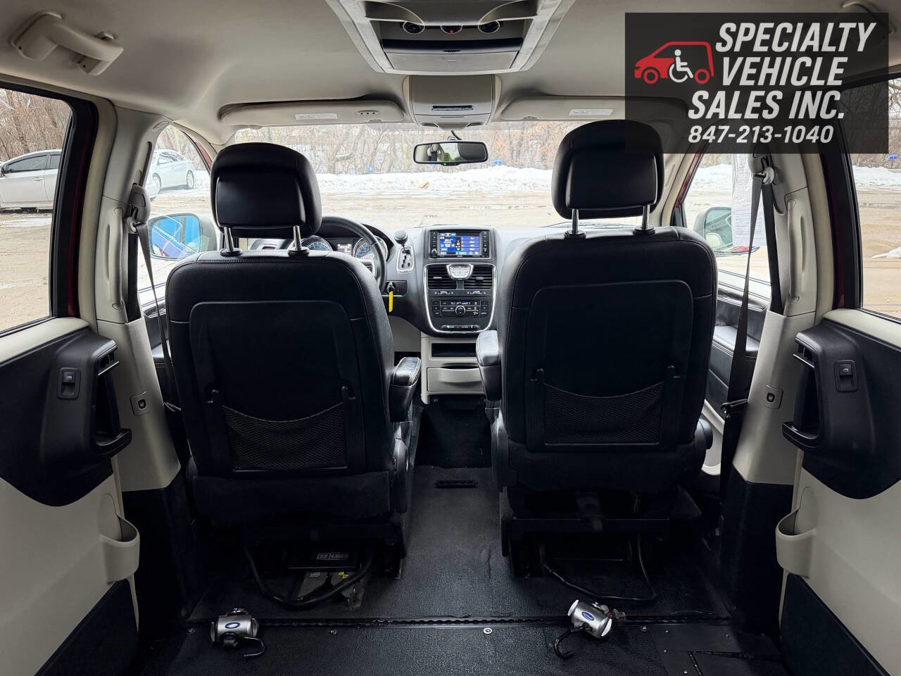 Used 2014 Chrysler Town & Country Touring image 27
