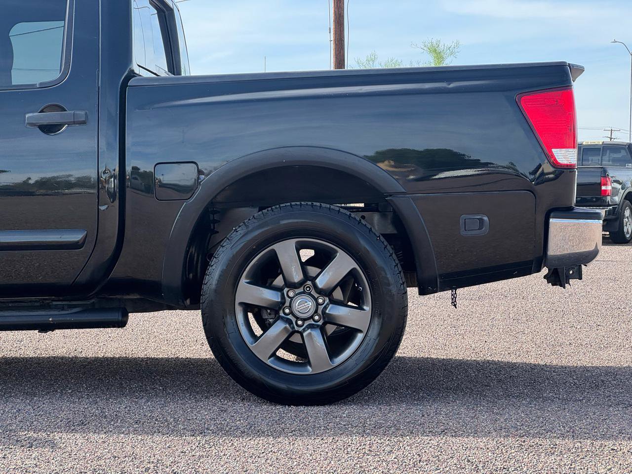 Used 2015 Nissan Titan SV w/ SV Value Truck Package RWD image 8