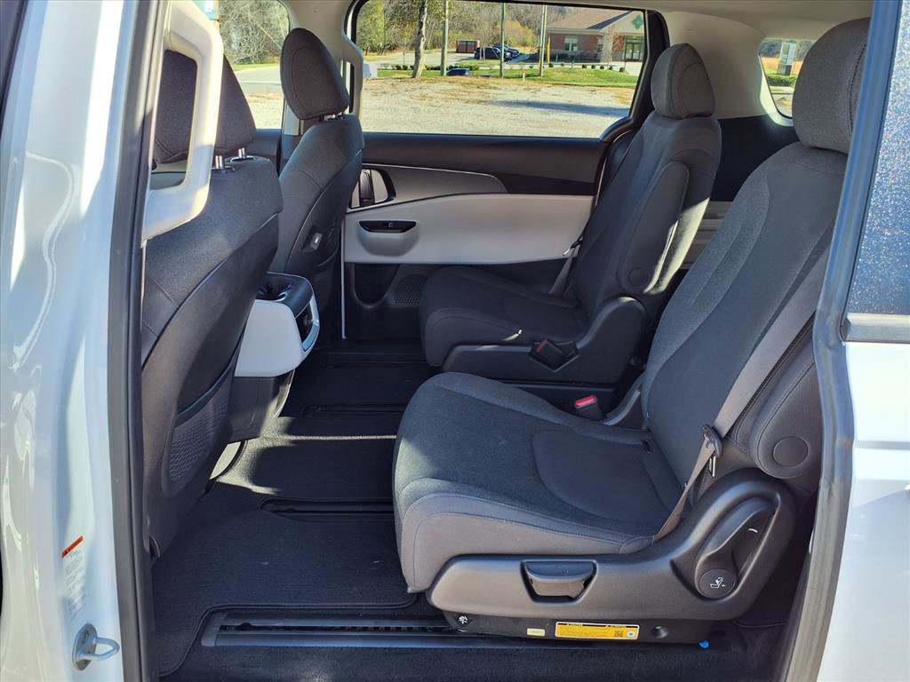 Used 2024 Kia Carnival LX image 11