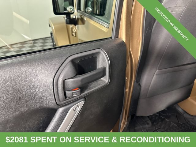Used 2015 Jeep Wrangler Unlimited Sahara w/ Connectivity Group AWD/4WD image 12