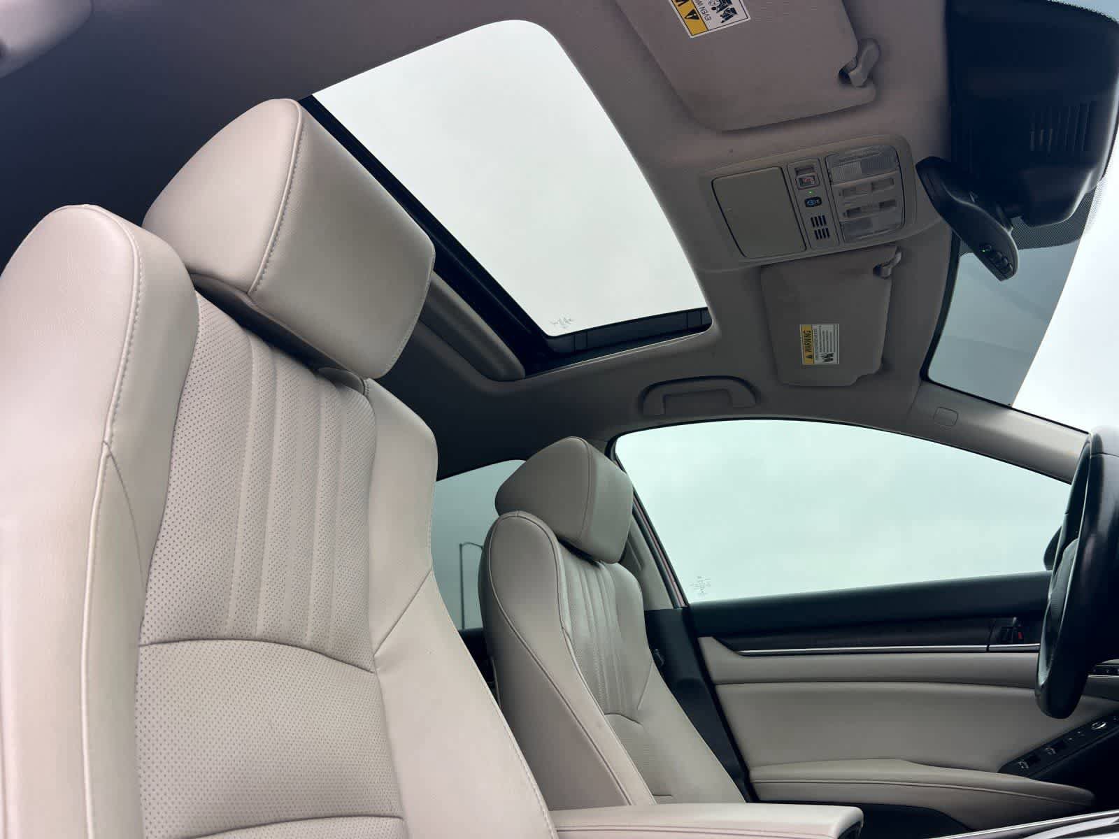 Used 2018 Honda Accord Touring image 17