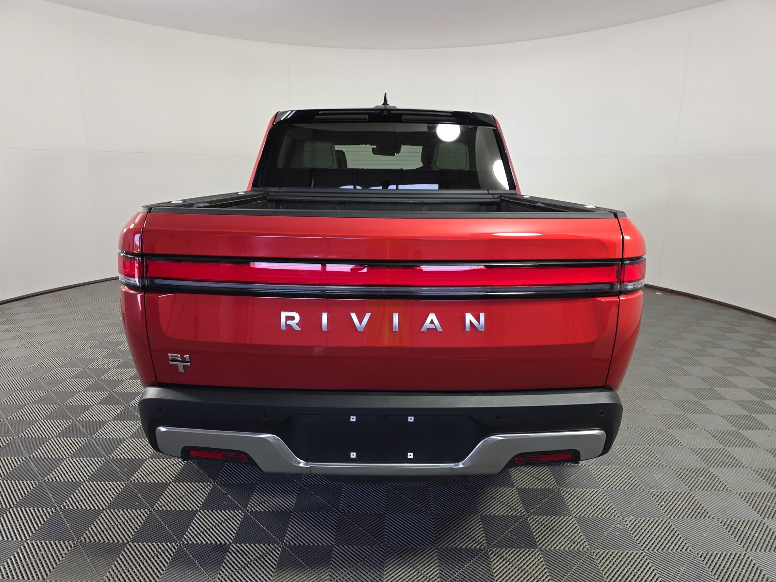 Used 2024 Rivian R1T Adventure AWD/4WD image 4