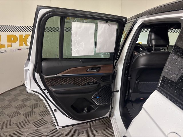 Used 2022 Jeep Grand Cherokee Summit w/ Luxury Tech Group V image 22