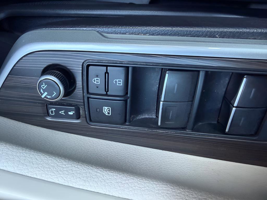 Used 2023 Toyota Sienna Platinum image 25