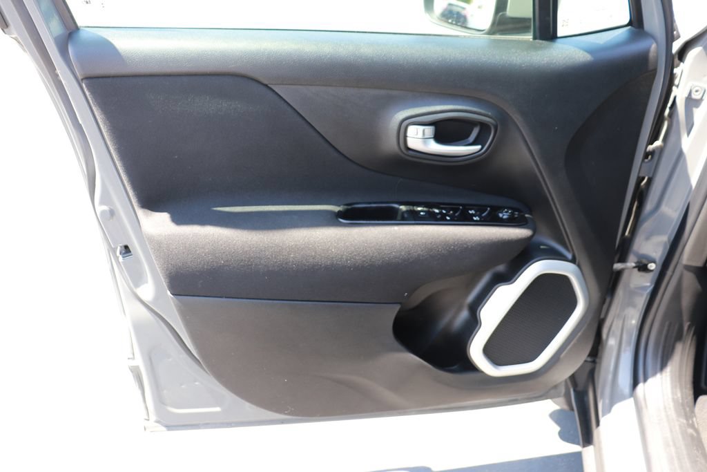 Used 2021 Jeep Renegade Latitude FWD image 9