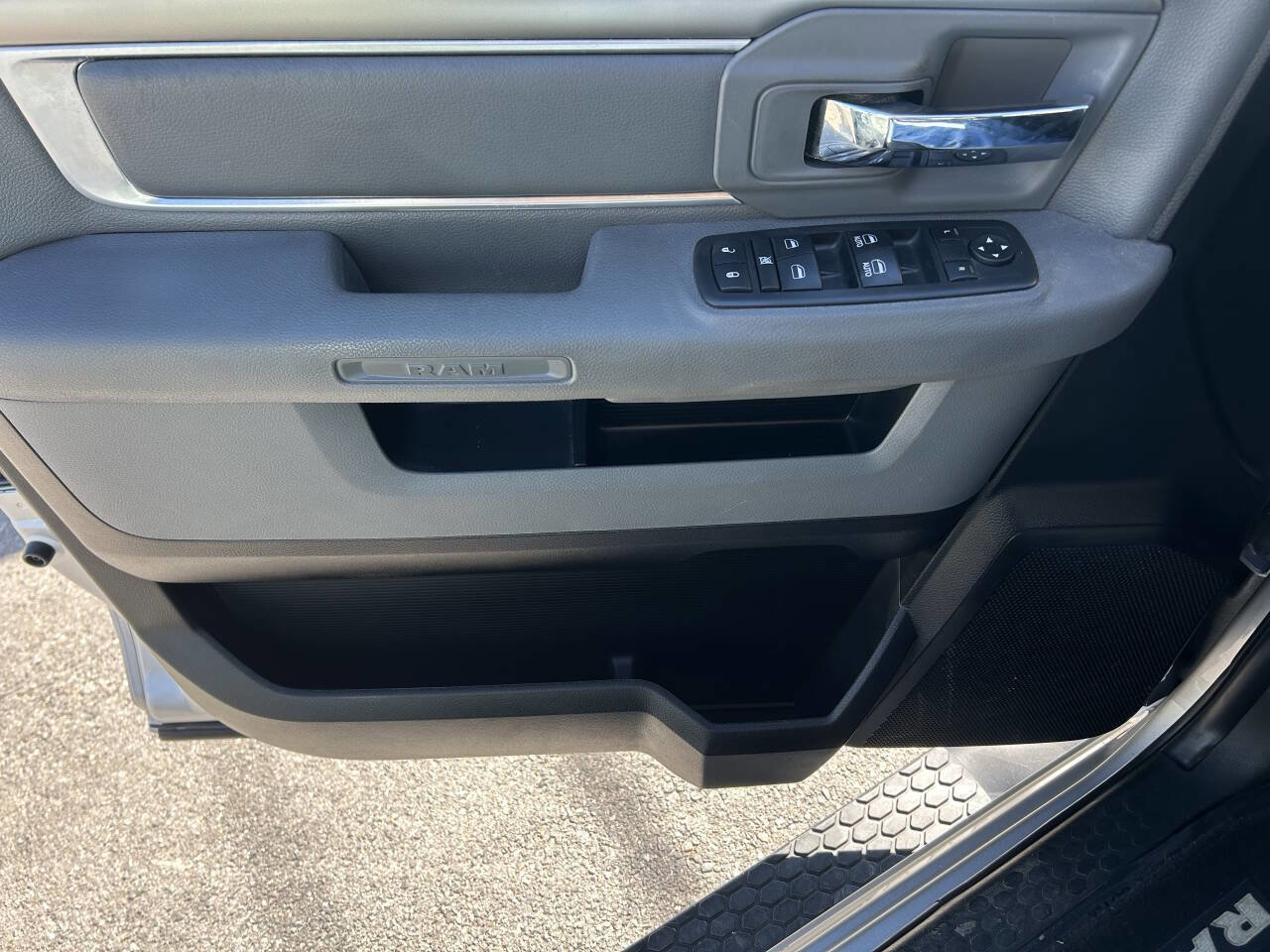 Used 2018 RAM 1500 Classic SLT image 16