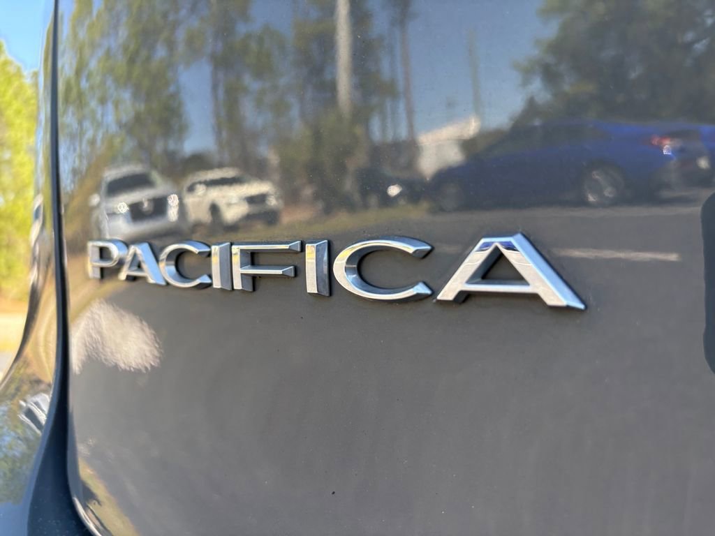 Used 2023 Chrysler Pacifica Touring-L FWD image 10