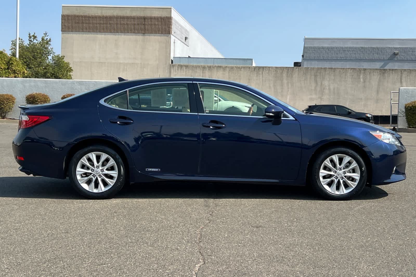 Used 2014 Lexus ES 300h w/ Premium Package w/Bamboo Trim FWD image 6