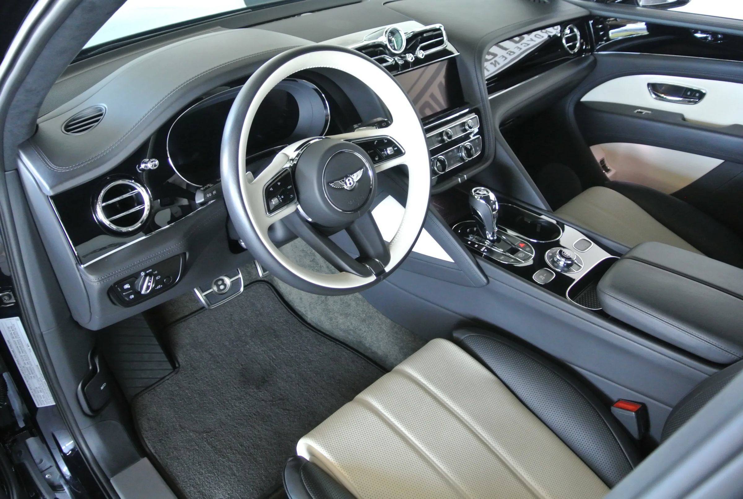 Used 2023 Bentley Bentayga AWD/4WD image 12