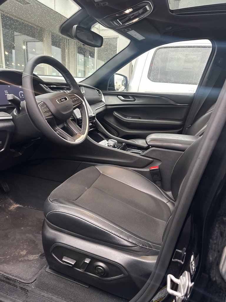 Used 2023 Jeep Grand Cherokee Altitude AWD/4WD image 8