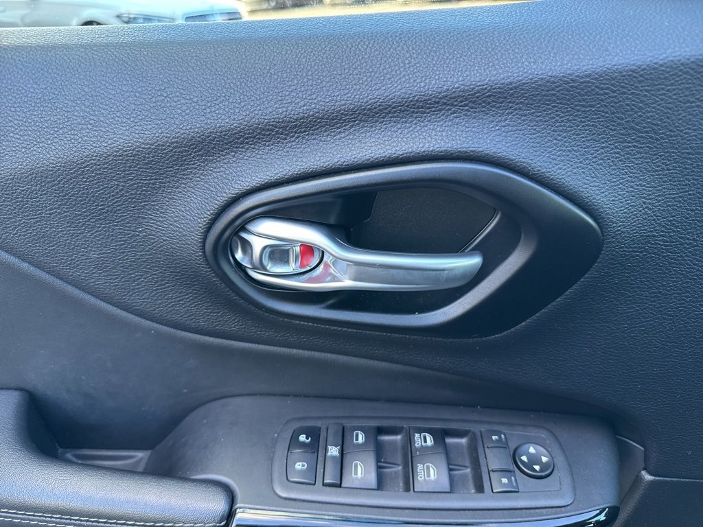 Used 2023 Jeep Cherokee Altitude Lux image 23