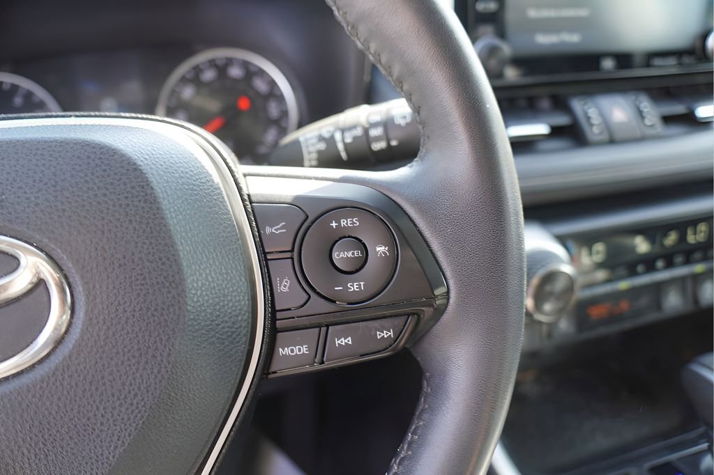 Used 2021 Toyota RAV4 XLE Premium image 23