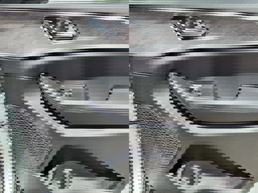 Used 2025 Jeep Grand Cherokee L Limited w/ Black Appearance Package image 4