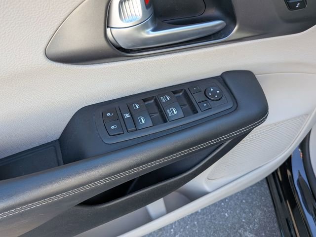 Used 2024 Chrysler Pacifica Touring-L image 14