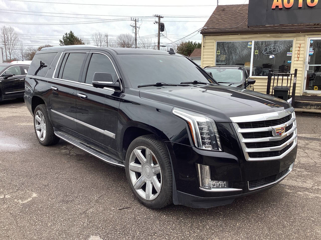 Used 2017 Cadillac Escalade ESV Luxury AWD/4WD image 2
