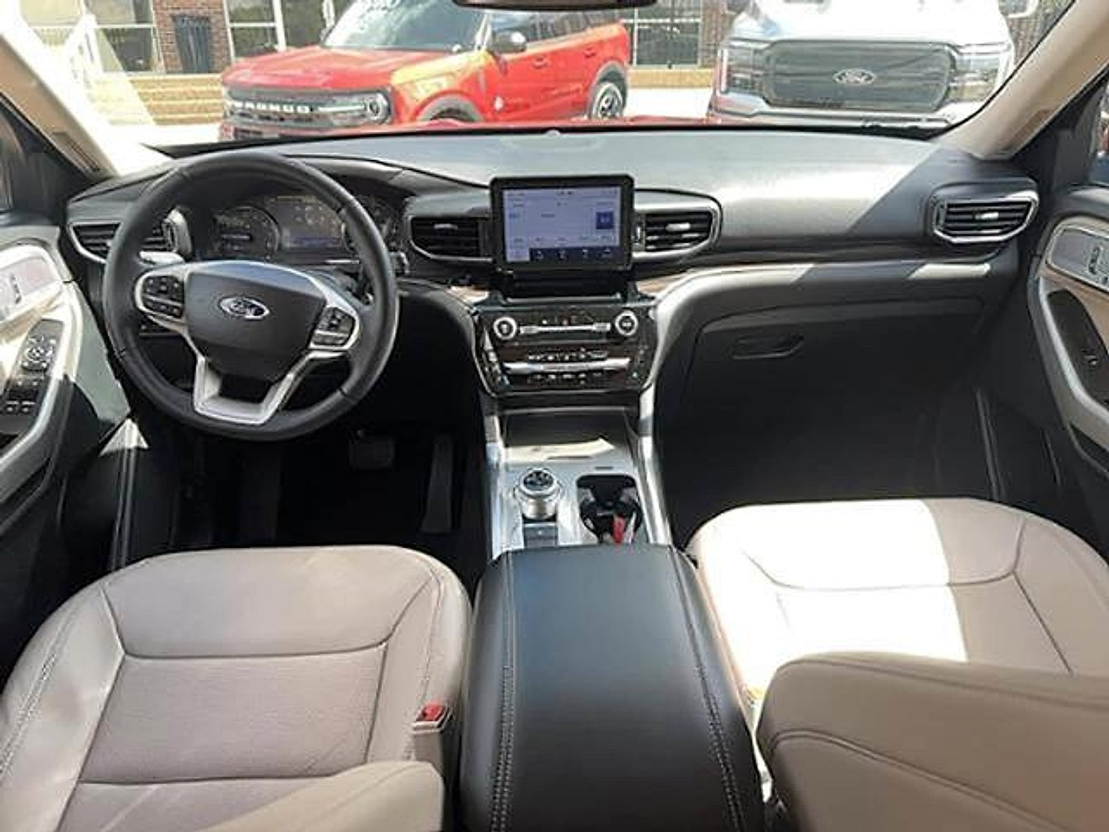 Used 2024 Ford Explorer Limited image 9