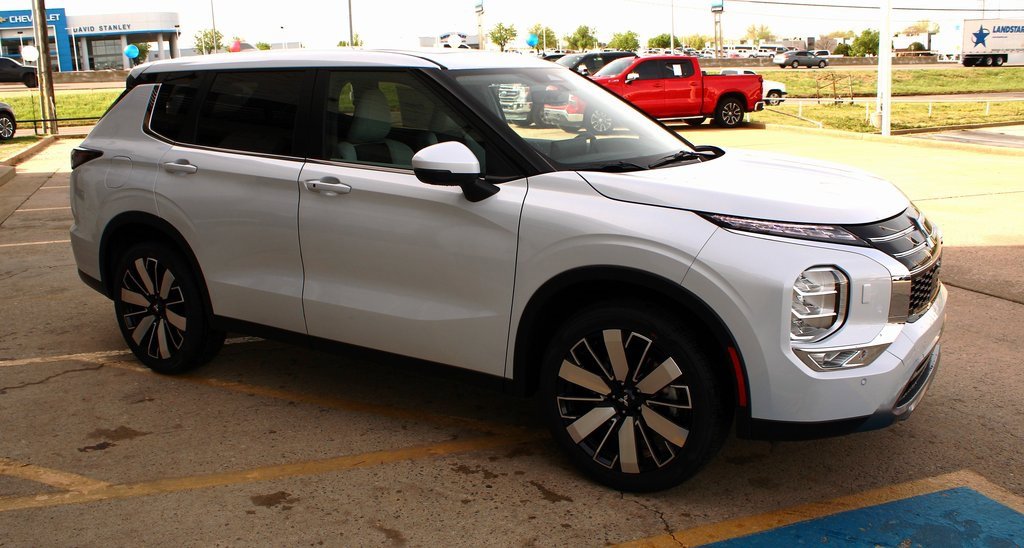 New 2025 Mitsubishi Outlander SE image 4