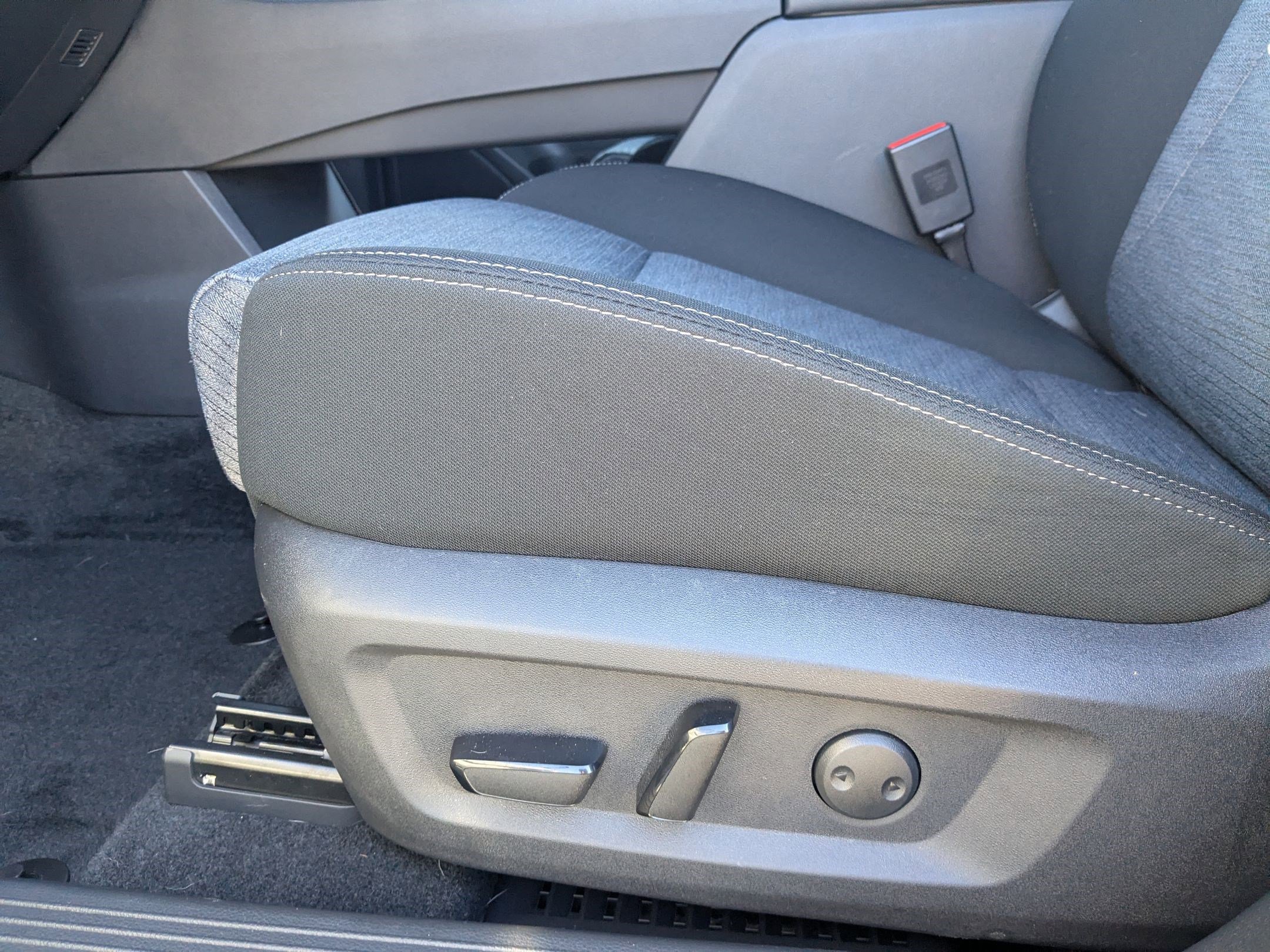 Used 2023 Nissan Rogue SV image 29