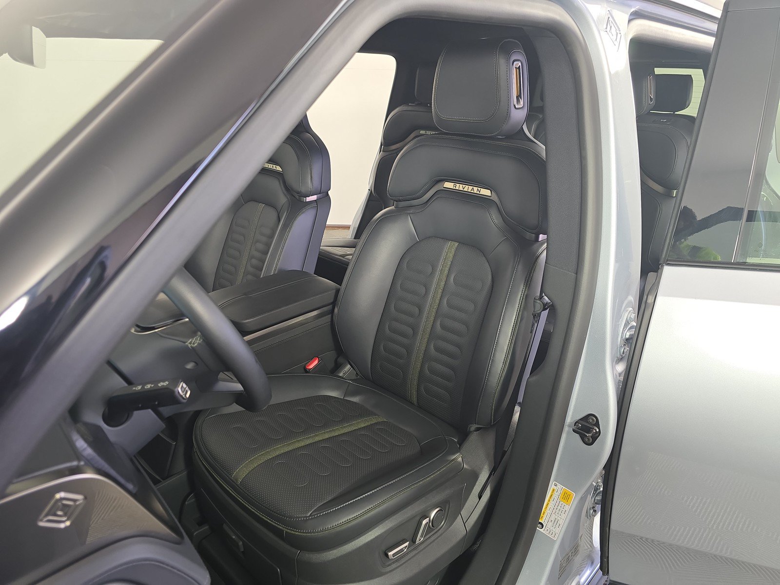 Used 2025 Rivian R1S Adventure AWD/4WD image 20