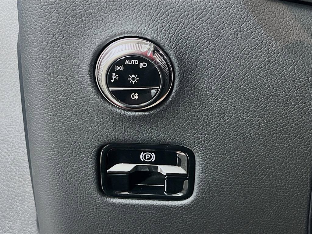 New 2025 Mercedes-Benz GLC 350e 4MATIC image 11