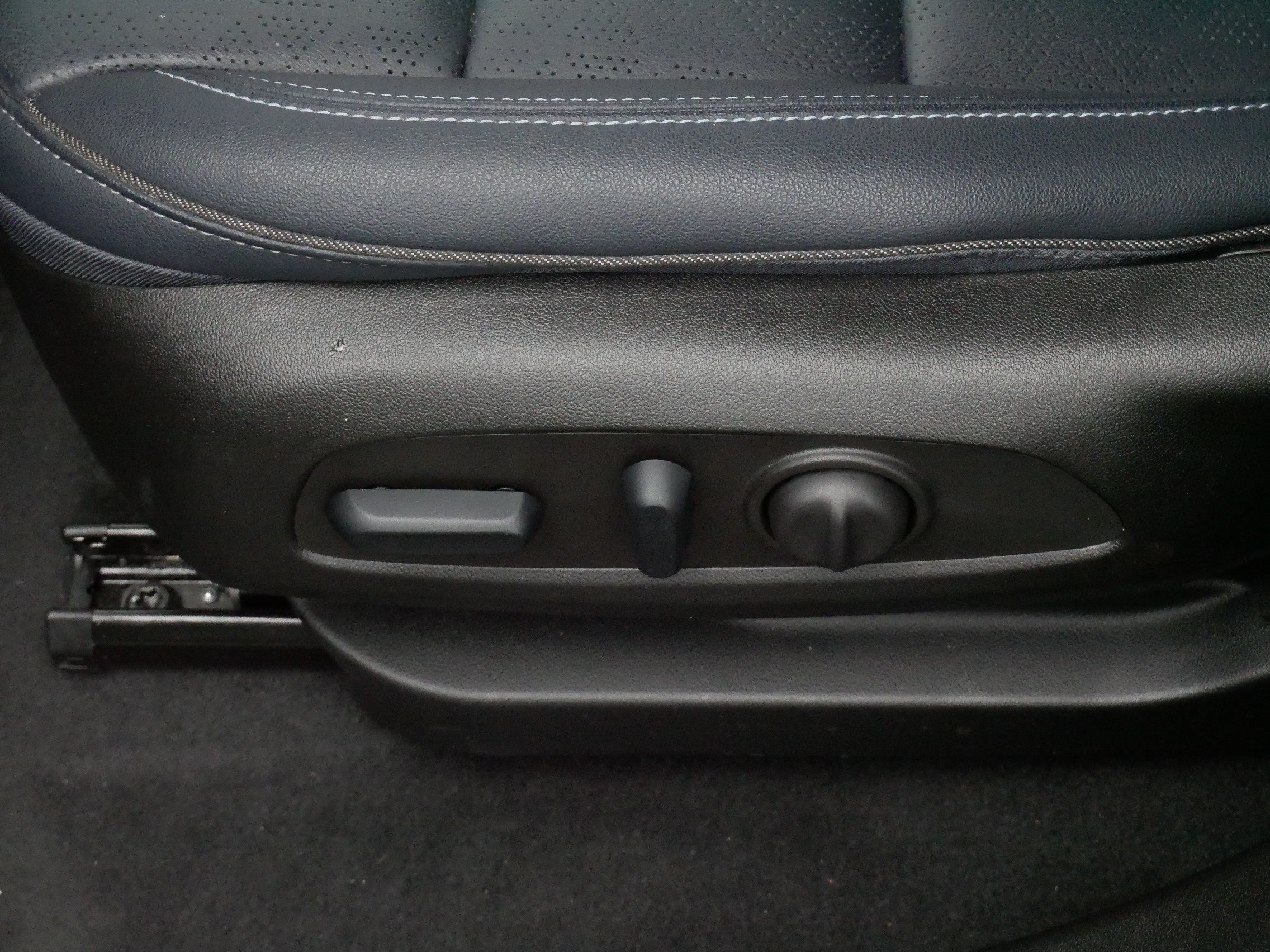Used 2023 Chevrolet Bolt EUV Premier w/ Sun & Sound Package FWD image 20