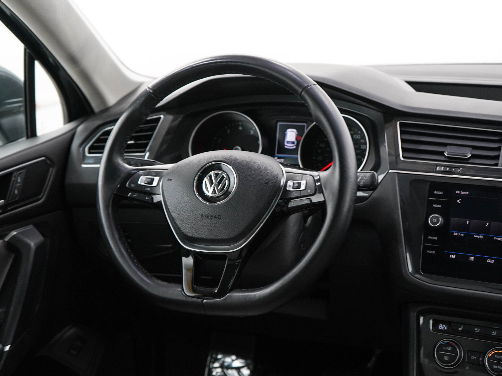 Used 2018 Volkswagen Tiguan SEL AWD/4WD image 14