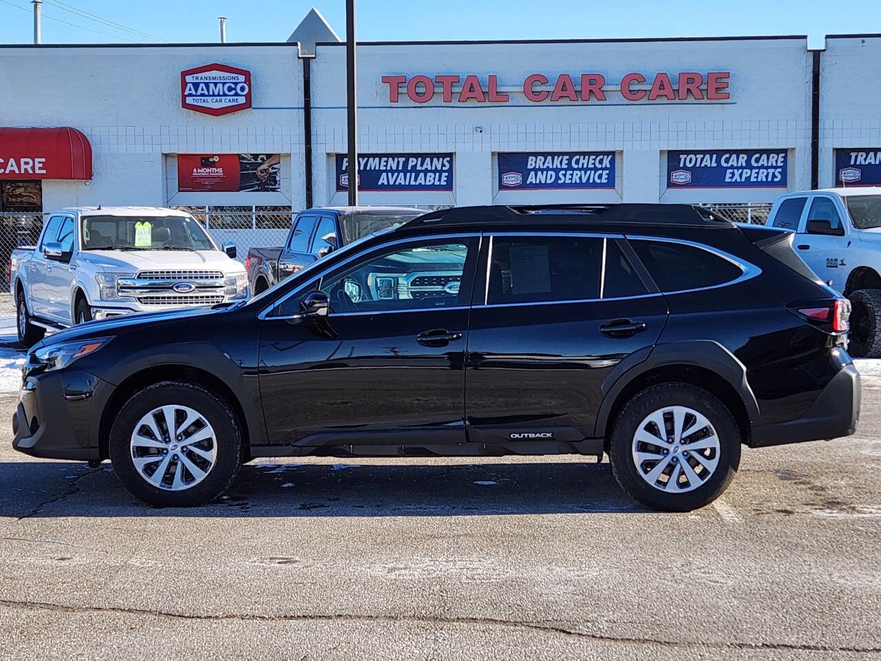 Used 2023 Subaru Outback Premium image 2