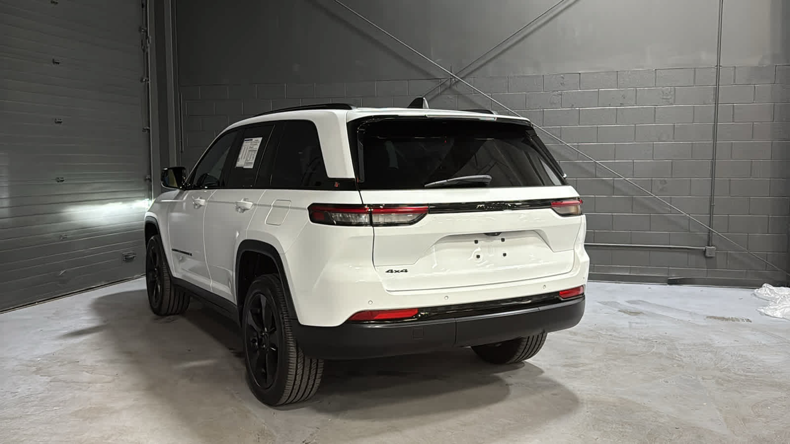 Used 2022 Jeep Grand Cherokee Altitude AWD/4WD image 6
