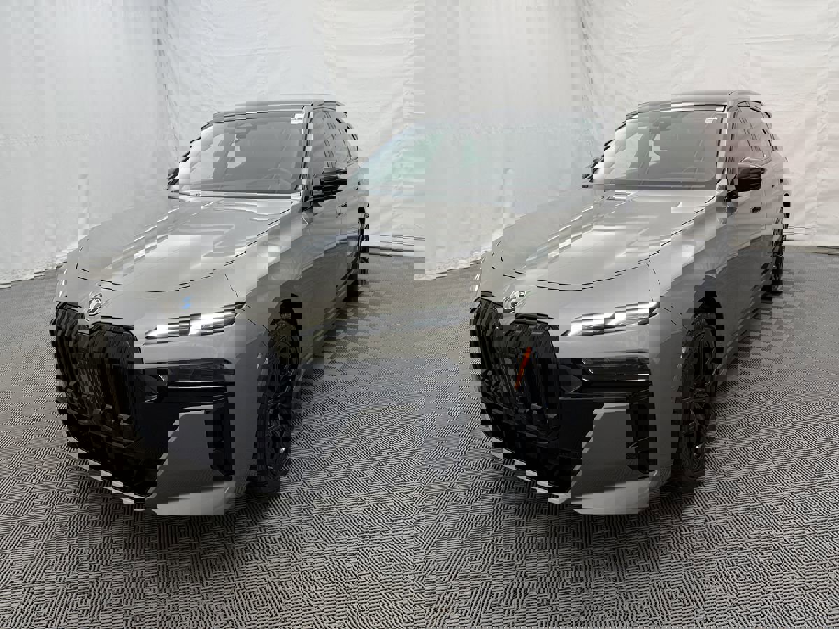 Used 2024 BMW 740i xDrive image 2